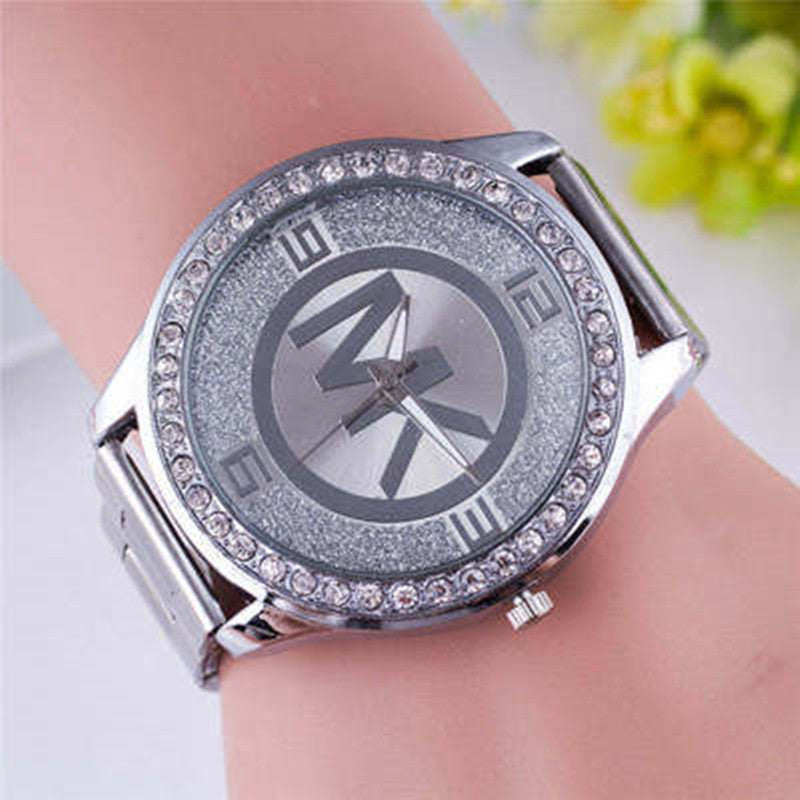 Montre tendance en alliage de diamants avec bracelet en acier