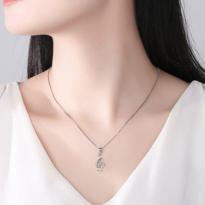 Collier avec pendentif en forme de note de musique au design spécial